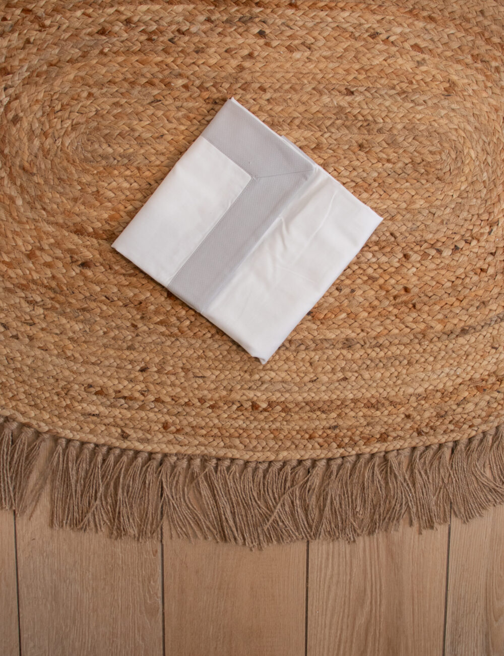 Coperta in piquet con balza - immagine 3